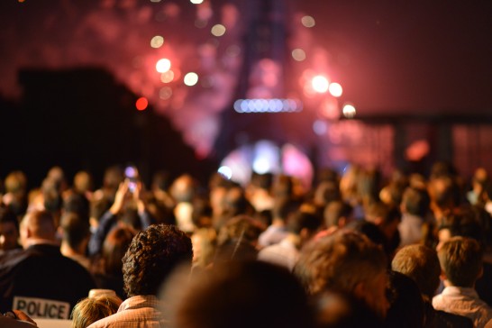 people-eiffel-tower-lights-night